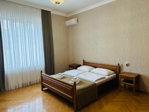 泰拉维Guest House Kartuli Suli的一间卧室设有一张床和一个大窗户