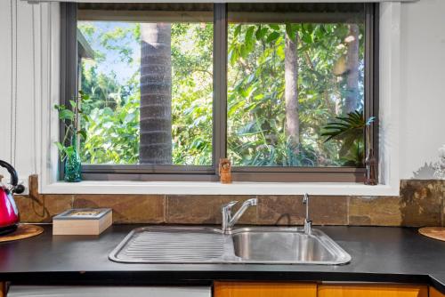 拜伦湾佛陀度假屋的带窗户的厨房内的盥洗盆