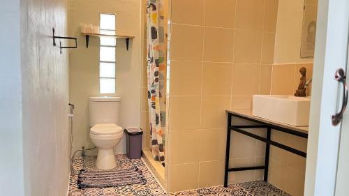 拜县班纳姆胡简易别墅旅馆的一间带卫生间和水槽的浴室
