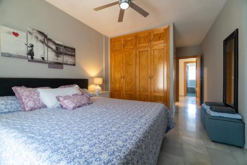 AmbrozBonita casa en Granada+PARKING EN EL CENTRO+WIFI的一间卧室配有一张床和吊扇