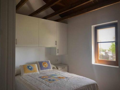 欧特斯A CASA DO ACIVRO的一间小卧室,配有床和窗户