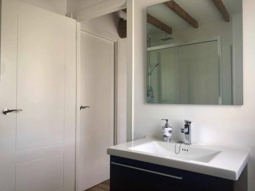 欧特斯A CASA DO ACIVRO的浴室设有白色水槽和镜子