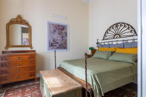 卡塔尼亚Catania City Center Historical Building Home的一间卧室配有一张床、梳妆台和镜子