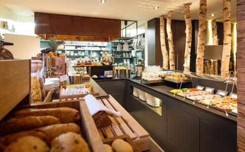 萨尔巴赫AvenidA Mountain Lodges Saalbach的面包店,面包柜台有不同类型的面包