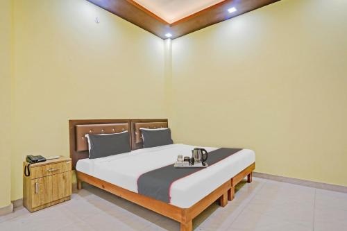 CharbaghCapital O Phenix Elite Near Phoenix United Lucknow的一间卧室配有一张大床和木制床头板