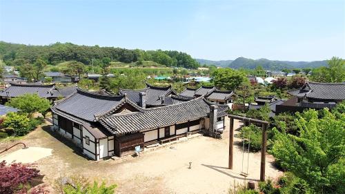 BonghwaTohyang Traditional House的屋顶建筑的顶部景观