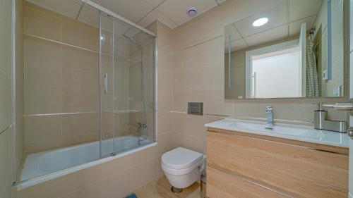 菲内斯特拉特Duplex Finestrat的浴室配有卫生间、淋浴和盥洗盆。