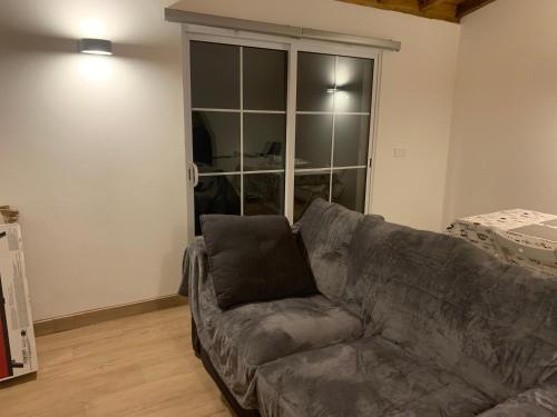 Lajes das FloresFazenda Apartments - Apartment 2的带沙发和大窗户的客厅