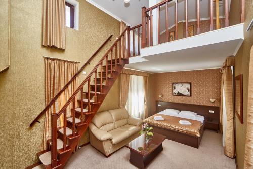 敖德萨皇家大街酒店的一间酒店客房,设有一张床和一个楼梯