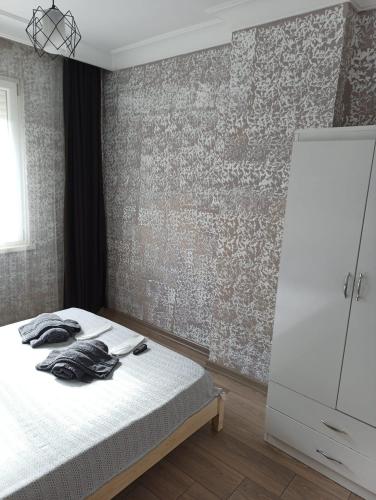 安塔利亚Konyaaltı Tunç Apart的一间卧室配有一张床和一个梳妆台