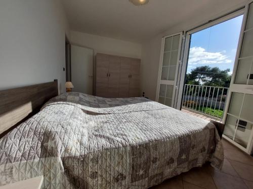 莱乌卡Appartamento a 150 mt dal lungomare的一间卧室设有一张床和一个大窗户