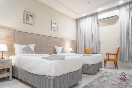 Şabyāفندق صحارى الفرسان的酒店客房配有两张床和一张书桌