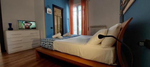 韦内雷港CasAmare Portovenere的一间卧室配有一张床,上面有灯