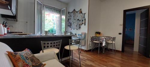 韦内雷港CasAmare Portovenere的厨房设有酒吧、桌子和椅子