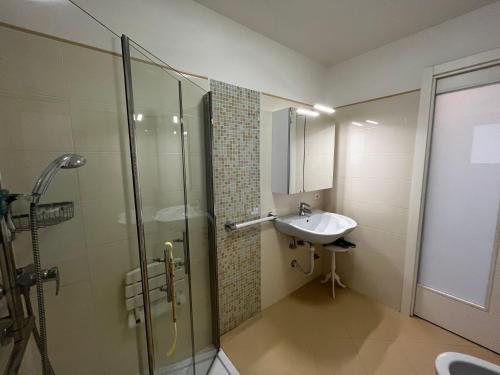 格拉多Nettuno的带淋浴和盥洗盆的浴室