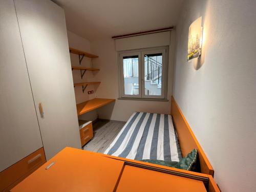 格拉多Nettuno的小房间设有床和窗户