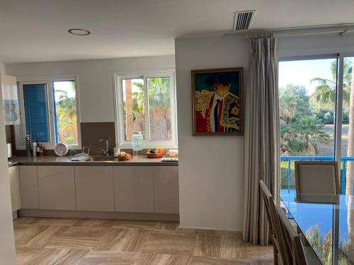 索托格兰德Sotogrande Marina Beach的厨房配有水槽和带窗户的柜台。