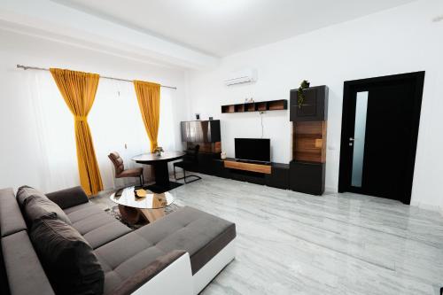 苏恰瓦Cozy Aparthotel - Central City Suceava的客厅配有沙发和桌子