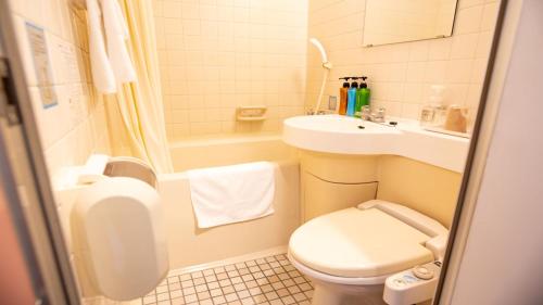 小牧市小牧シティホテル的一间带卫生间和水槽的小浴室