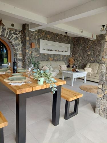 SemičVineyard cottage Lan na Hribu的客厅配有桌子和石墙