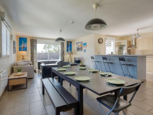 VensacVilla Nael - MVT140 by Interhome的用餐室以及带桌椅的起居室。
