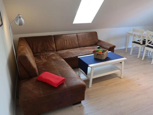 勒伯尔Apartment Müritz Ferienpark Röbel-8 by Interhome的客厅配有棕色沙发和桌子
