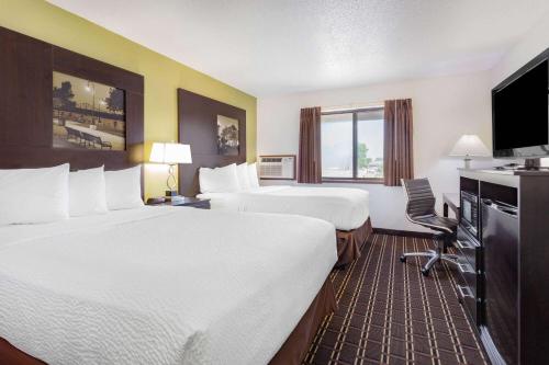 拉克罗斯拉克罗斯速8酒店的酒店客房设有两张床和一台平面电视。