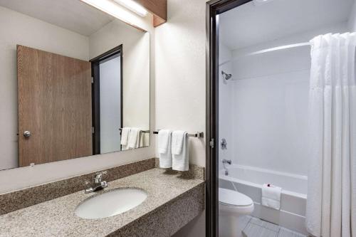 拉克罗斯拉克罗斯速8酒店的一间带水槽、卫生间和镜子的浴室
