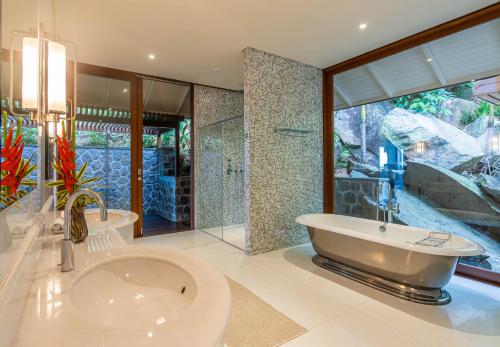 马埃岛Villa Salazie的大型浴室设有浴缸和淋浴。