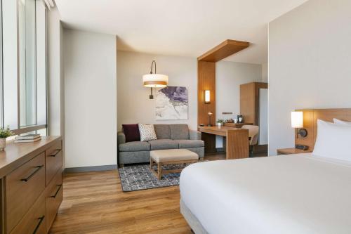 沃思堡Hyatt Place Fort Worth/TCU的酒店客房设有床和客厅。