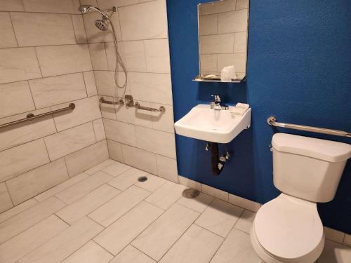 斯托克顿Travelodge by Wyndham Stockton的浴室配有卫生间、盥洗盆和淋浴。
