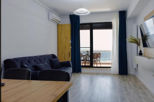 北马马亚-讷沃达里Sofi Residence Promenada的带沙发的客厅,享有海景