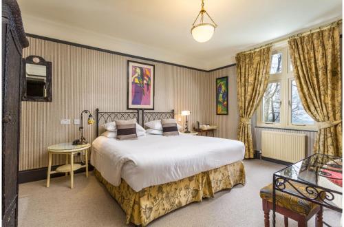 托基Orestone Manor的卧室设有一张白色大床和一扇窗户。