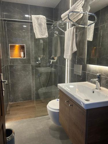 库萨达斯斯特拉酒店的带淋浴、卫生间和盥洗盆的浴室