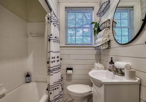 诺克斯维尔Comfy Cozy House Downtown, Ut Games, &smoky Mtns的浴室配有盥洗盆、卫生间和浴缸。