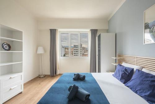 雅典Veni Central View 2Bdr Apt的一间卧室设有一张大床和一个窗户。