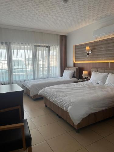 库萨达斯斯特拉酒店的酒店客房带两张床和两个窗户