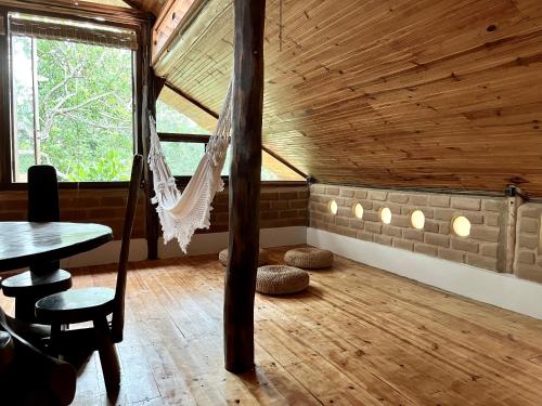 戈亚斯州上帕莱索Eco Lodge的小屋内带吊床的房间