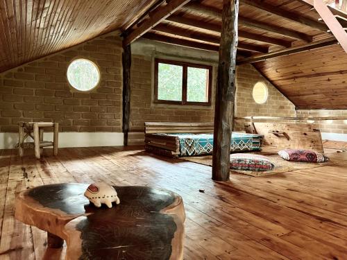 戈亚斯州上帕莱索Eco Lodge的一间设有两张床和一张桌子的房间