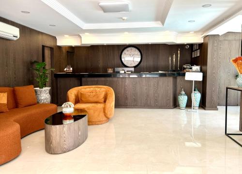 费特希耶海港精品酒店的客厅配有沙发和桌子