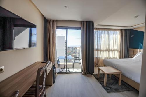 梅克内斯HOTEL BELLE VUE MEKNES的酒店客房设有一张床和一个阳台。
