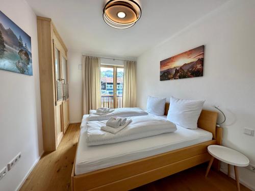 菲施巴豪Apartment Breitensteinblick - wandern, radeln und Mehr的一间卧室配有白色床单