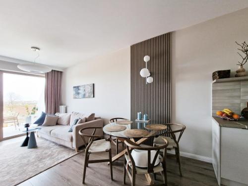 辛安诺泽蒂Gea Eco Apartament 206的客厅配有桌椅和沙发