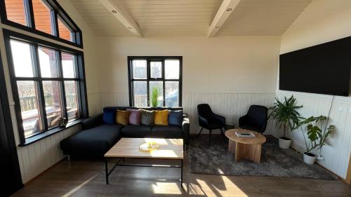 Minni-BorgMinniborgir Cabins的客厅配有沙发和桌子