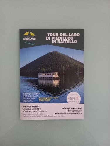 皮耶迪卢科Il Girasole del Lago的一条河上的船的海报