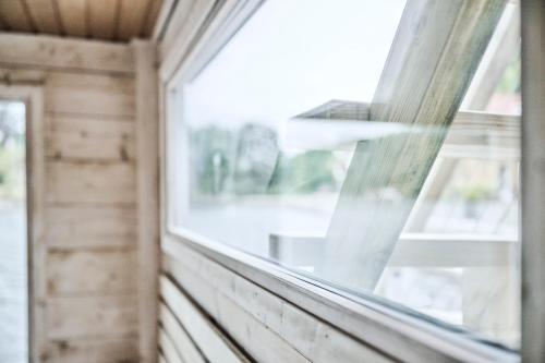 法尔松Farsund Resort的木墙房间的窗户