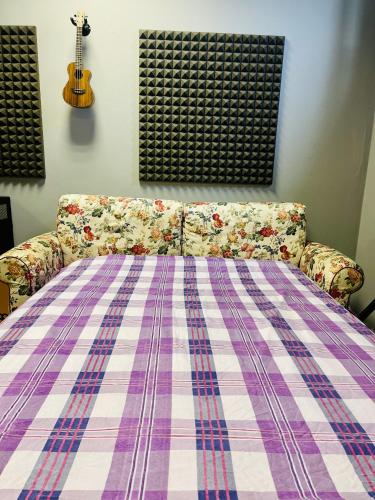 Office Room的一张沙发,上面有一条毯子,上面有吉他