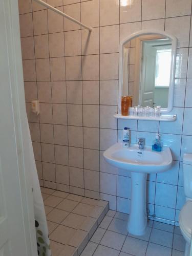 派尔努Inge Villa的一间带水槽和镜子的浴室