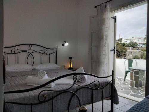 伊奥斯乔拉Nikolas ios Village的一间卧室设有一张床和一个阳台