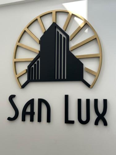 诺维萨德San Lux Dunavska的墙上的时钟,有圣徒的标志